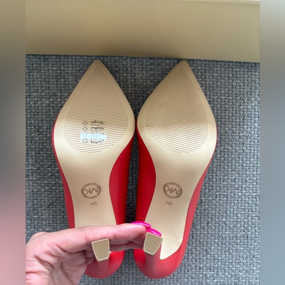 Michael Kors Leather Pointed-Toe Pumps – Size 8 – NWT with Box (Not Outlet) - Picture 9 of 12